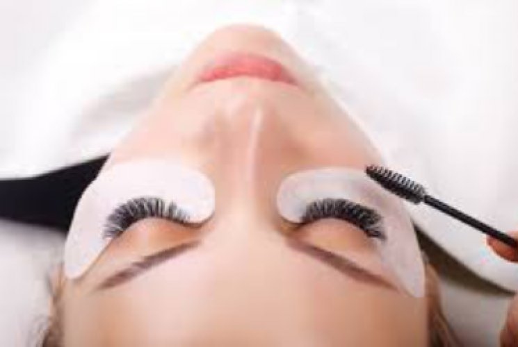Can you wear mascara with eyelash extension?