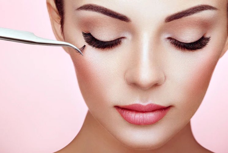 WE WEIGH THE PROS AND CONS OF GETTING EYELASH EXTENSIONS