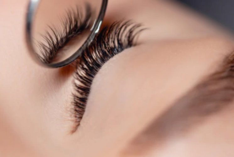 Eyelash Extensions: Which Curl and Length is Best