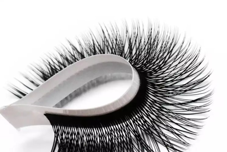 The Beauty Revolution: Eyelash Extensions for Effortless Glamour!