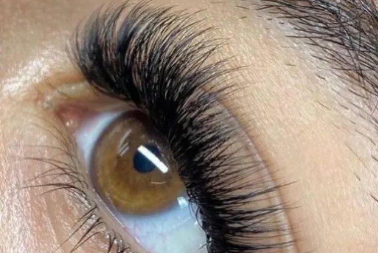 "Russian thick lashes give you a luxurious and stunning twist that enhances your natural appeal."