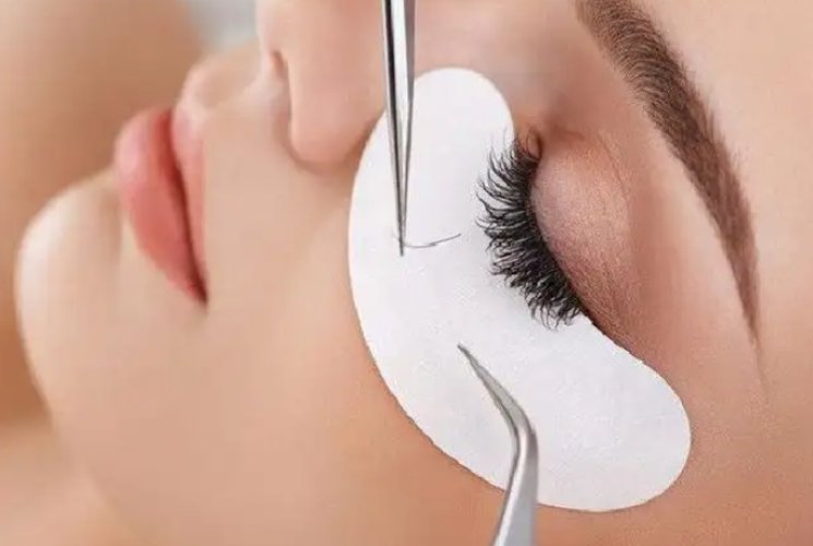 Eyelash Extensions: Redefining Beauty with a Personalized Touch