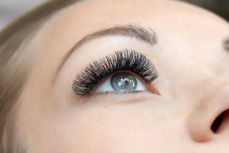 Eyelash Extensions: The Beauty Trend Enhancing Your Look
